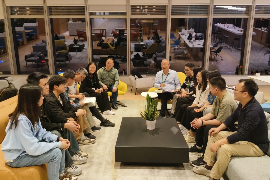 广州商学院师生团队讨论会.jpg