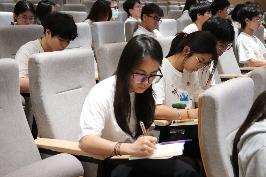 学员认真听讲.JPG