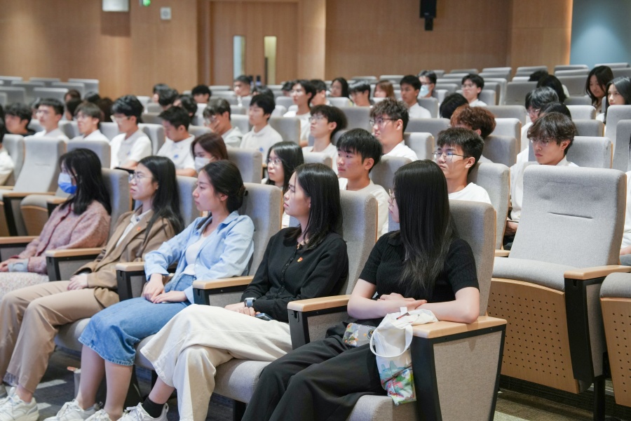 学员们认真听讲.jpg