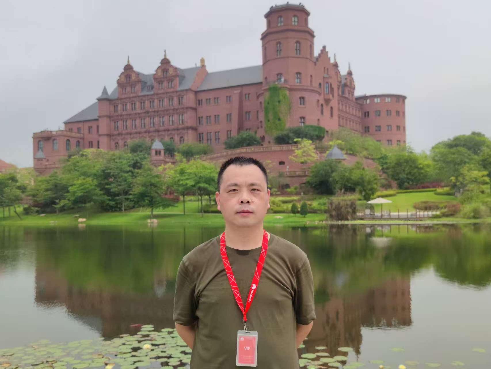郑传德简介照片.jpg