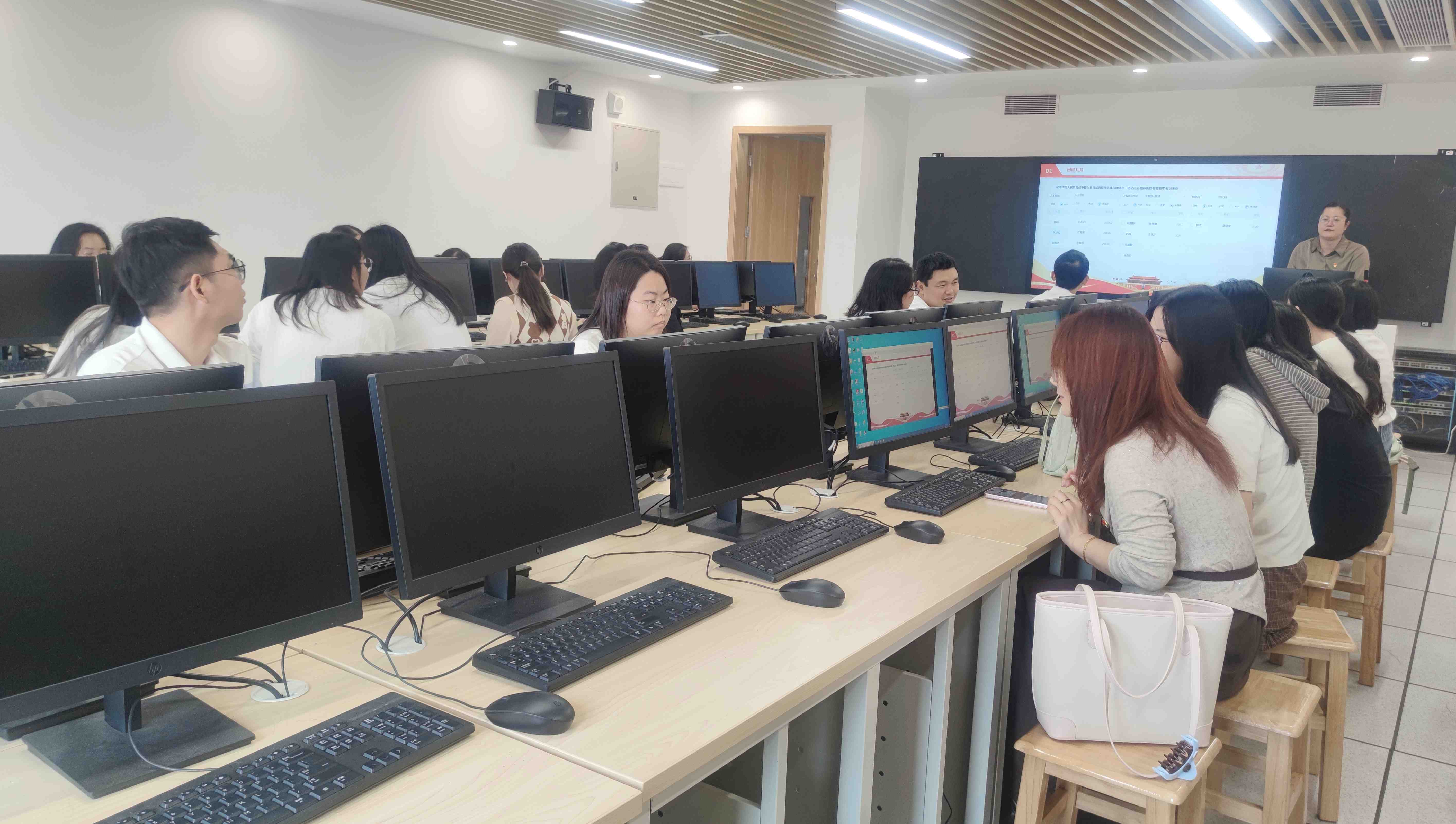 图1 教工第二党支部书记上党课.jpg