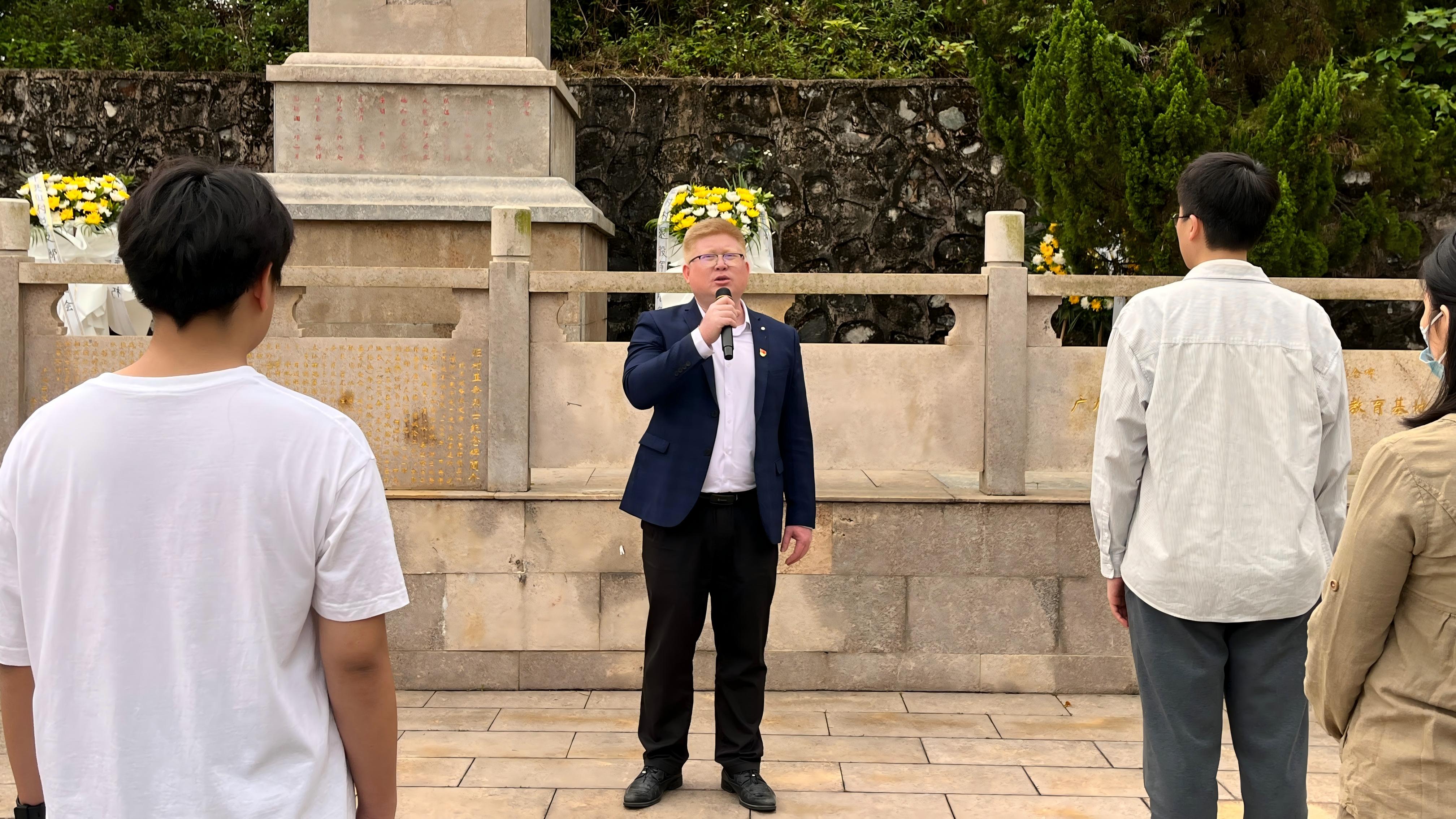 关树基在祭扫活动上进行发言.jpg